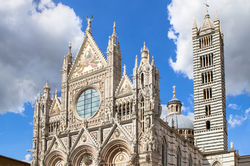 Fototapeta na wymiar Front wall of the Siena Cathedral, Tuscany, Italy