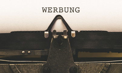 Werbung, Text auf Papier in alter Schreibmaschine