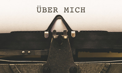 Über Mich, Text auf Papier in alter Schreibmaschine