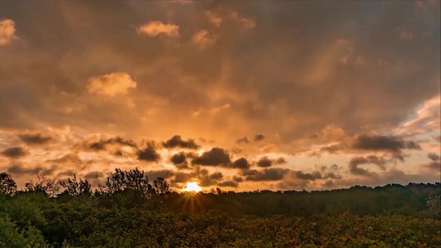 Zeitraffer Sonnenaufgang mit rasch ziehenden Wolken an der Ostsee