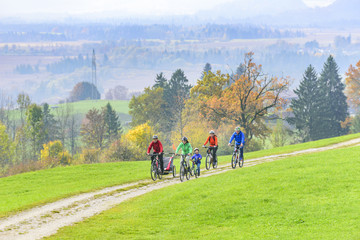 Fototapeta premium Radtour im spätherbstlichen bayrischen Oberland bei Murnau