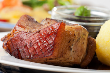 bayerischer Schweinebraten mit Knödel