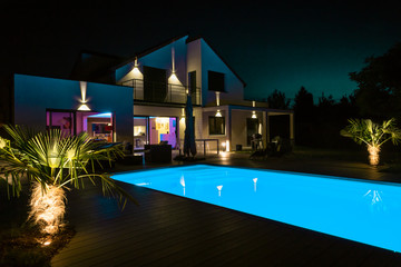 belle maison la nuit