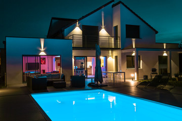 belle maison la nuit