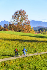 Obraz premium Radfahrer an einem Herbstnachmittag im Alpenvorland