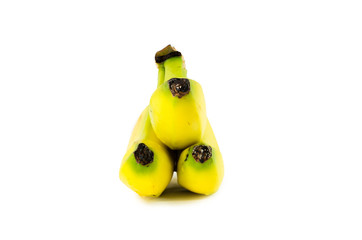 Plátanos amarillos con el fondo blanco y vista trasera enfocado