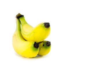 Plátanos amarillos enfocado con el fondo blanco y con vista trasera y bocarriba