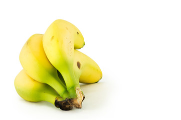 Plátanos amarillos enfocado con el fondo blanco tumbados cuatro unidades