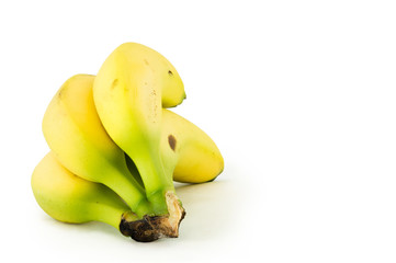 Plátanos amarillos enfocado con el fondo blanco tumbados cuatro unidades