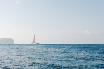 Obraz premium barco en el horizontes sobre mar azul