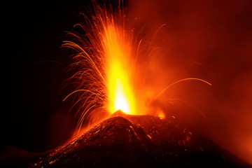Eruzione di lava con esplosione sul cratere del Vulcano Etna