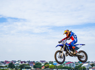 Extreme sport motocross. Competition in the city's mestnosti. Very high jump jumps