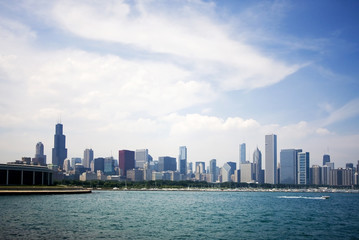 Naklejka premium Nowoczesna architektura i tło życia miejskiego. Lato pejzaż z pochmurnego nieba nad Chicago Śródmieście panoramę i jezioro Michigan marina. Chicago, Illinois, Midwest USA.