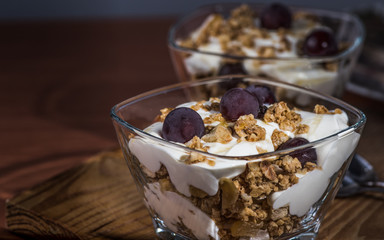 Yogur, Granola, Miel y Uvas cosechadas en casa servi9das en un cuenco de cristal