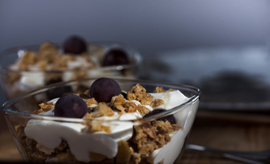 Yogur, Granola, Miel y Uvas cosechadas en casa servi9das en un cuenco de cristal
