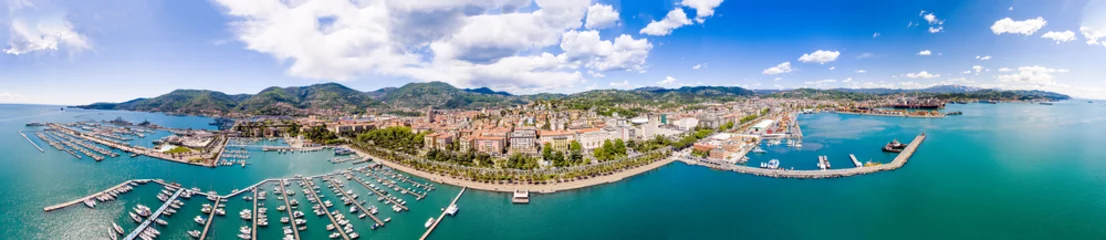 Selbstklebende Fototapete Ligurien Luftpanoramablick auf den Hafen von La Spezia vom Meer, Ligurien - Italien
