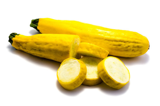 Gelber Zucchini Zucchinis isoliert freigestellt auf weißen Hintergrund, Freisteller