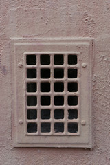 gitter in einer mauer als hintergrund