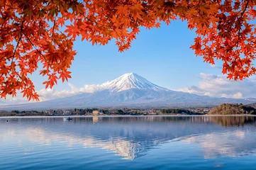 Fotobehang Fuji Mount Fuji bekeken met esdoorn in herfstkleuren in Japan.