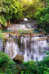 Fototapeta premium Wodospad w Tajlandii, zwany Huay lub Huai mae khamin w Kanchanaburi Provience