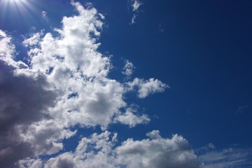 Wolken und blauer Himmel