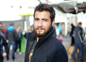 Porträt von jungem Mann mit Vollbart auf Markt