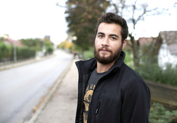 hipster auf der Landstrasse im Dorf