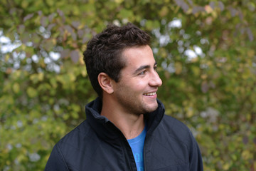 junger Mann, Teenager im Gr&uuml;nen, l&auml;chelnd