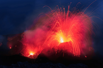 Stromboli potente esplosione al Cratere attivo del vulcano con lava	