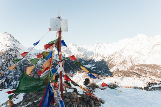 Gebetsfahnen auf einem Gipfel in den Schweizeralpen  