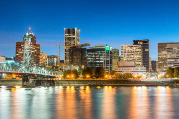 Fototapeta premium Beautiful night view of Downtown Portand and Willamette River reflections