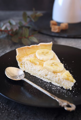 Tart of coconut shavings with banana