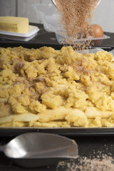 Zimt und Zucker für einen Streuselkuchen