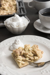 Streuselkuchen und Sahne