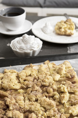 Streuselkuchen und Sahne