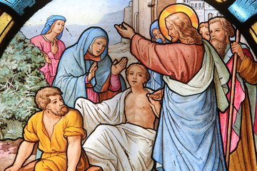 Heilung eines Blinden durch Jesus Christus. Notre-Dame de la Salette. / Einen Blinden durch Jesus Christus heilen. Glasfenster. Heiligtum Unserer Lieben Frau von la Salette.