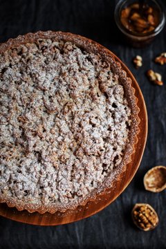 Apple tart with streusel topping