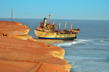 Wrak statku osiadłego na mieliźnie przy porcie Nouadhibou w Mauretanii
 