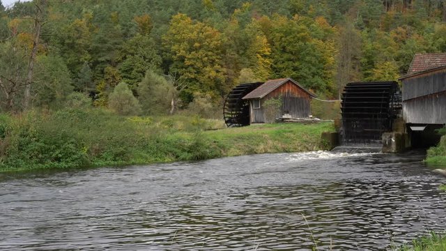 Wassermühlen bei einem Sägewerk in Bayern am Fluss Regen bei Roding