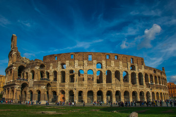 Fototapeta na wymiar Veduta del colosseo e cielo azzurro in una calda giornata d'estate a Roma