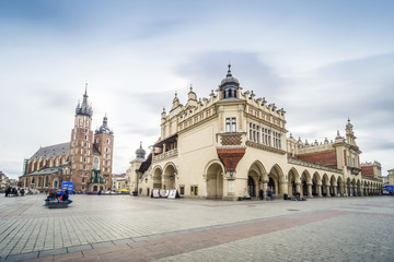 Obraz premium Cloth Hall and St. Mary's Basilica on Market Square in Krakow, Poland