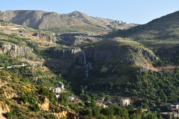 Fototapeta na wymiar Paysage de Faraya avec chute d'eau Liban Lebanon