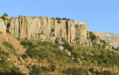 Maison posée sur une falaise instable Faraya Liban