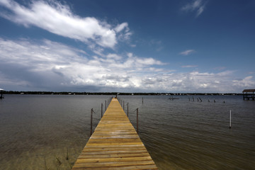 Obraz premium zadokować do wody dźwiękowej z chmurami nieba