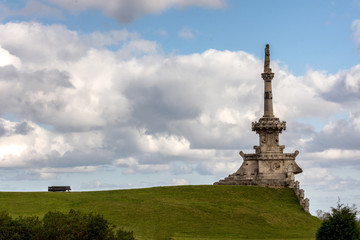 Fototapeta premium monumento al marques de comillas, en el parque