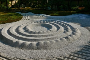 Obraz premium Zen rock garden with raked stones in a pattern