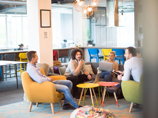 Obraz premium Startup Business Team At A Meeting at modern office building