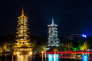 Gordijnen Sun and Moon Pagodas, Shan Lake, Guilin, China © Stripped Pixel