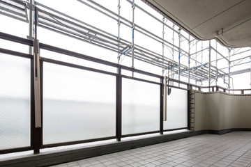 室内から見る改修工事の足場