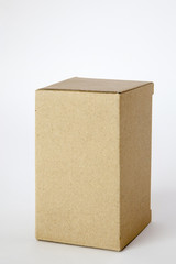 縦長のダンボール箱